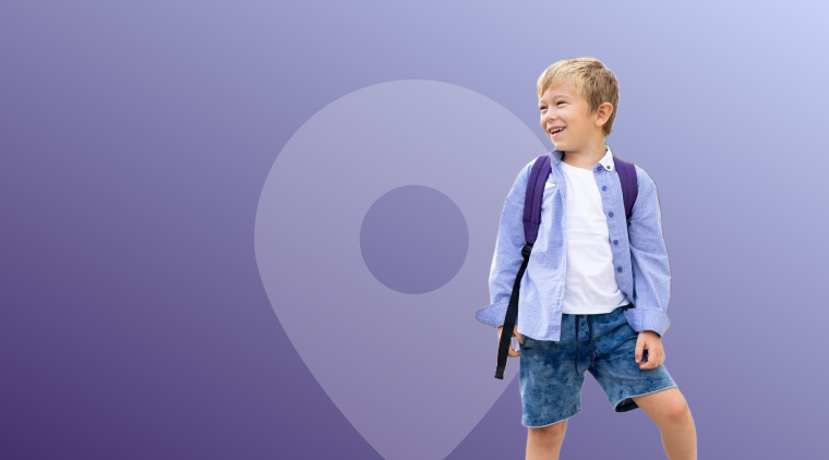 Ребёнок на прогулке в лёгкой куртке смотрит вперёд, рядом над фоном карты расположен яркий маркер‑пин, символизирующий геолокацию; композиция подчёркивает безопасность и отслеживание местоположения ребёнка.